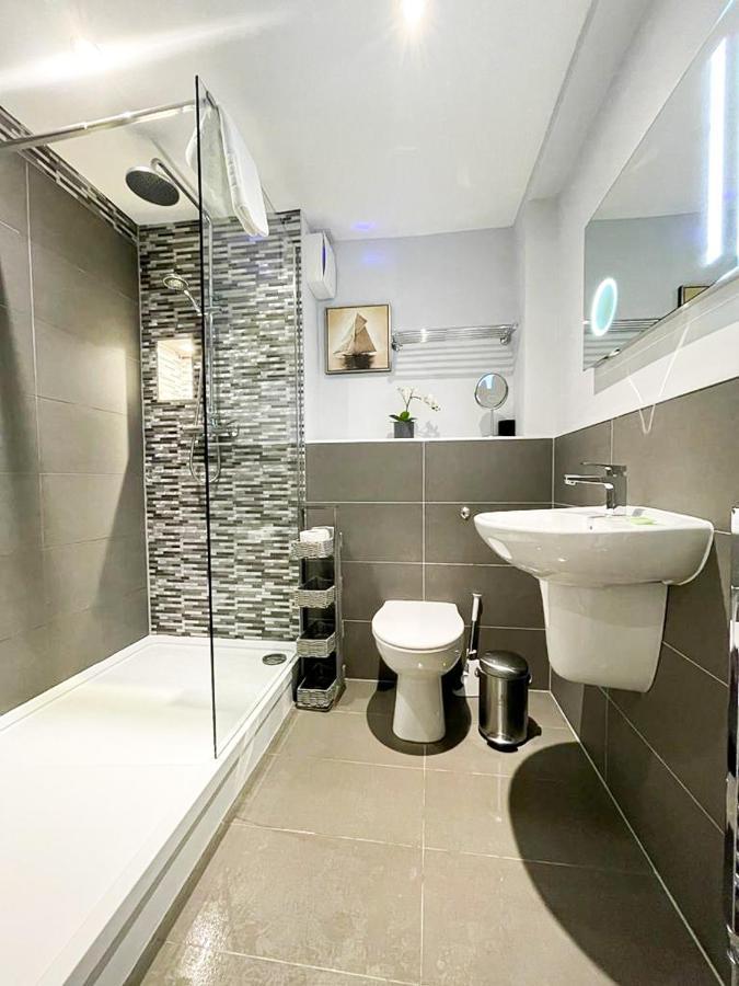 Modern 3 Bedroom Apartment, West End Edimburgo Esterno foto