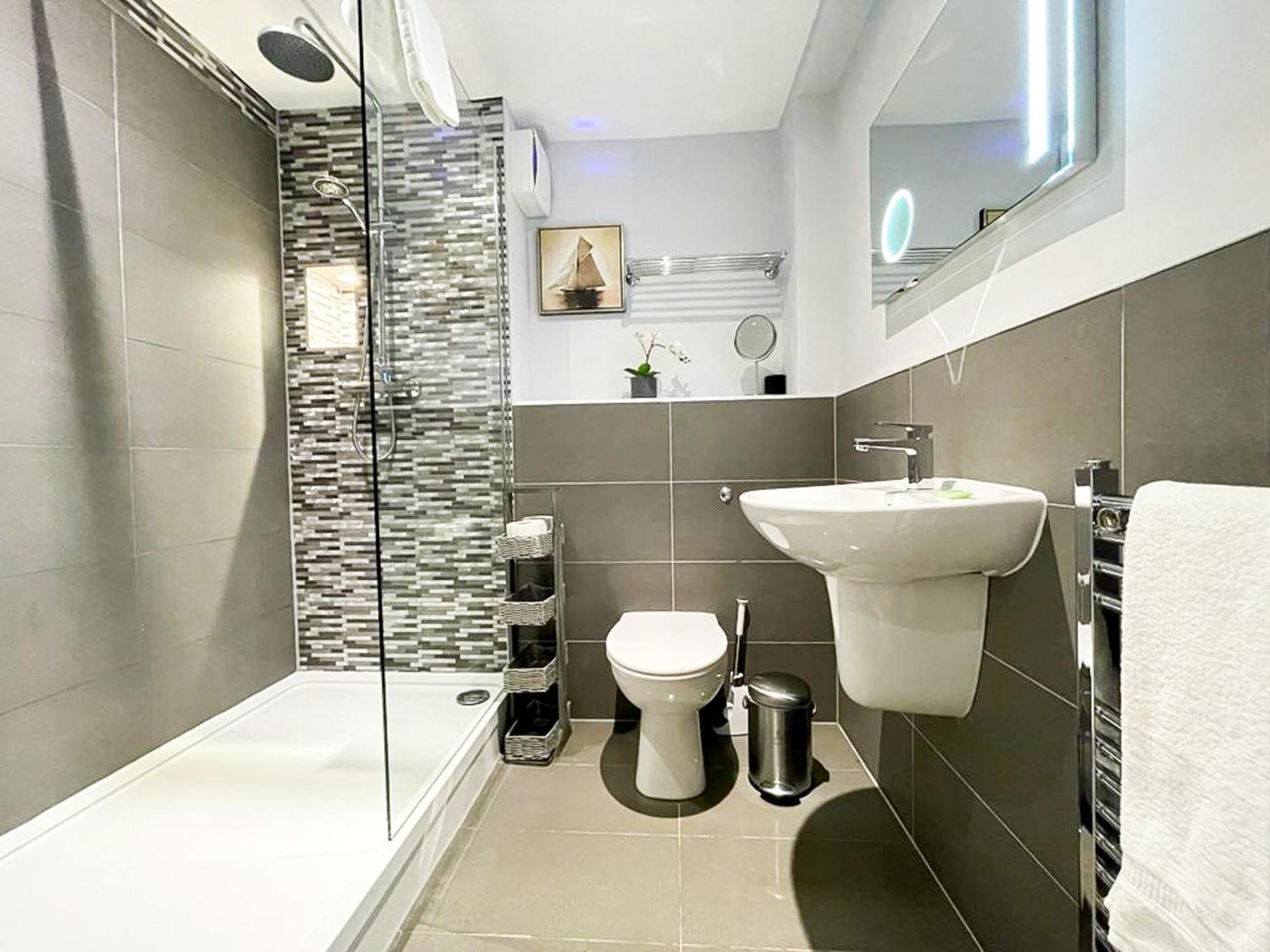 Modern 3 Bedroom Apartment, West End Edimburgo Esterno foto